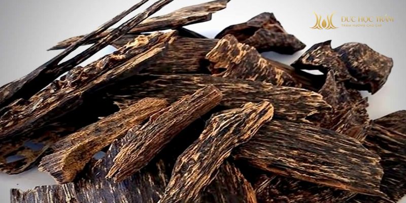 Màu sắc cho thấy mức độ tích dầu và tính tự nhiên của trầm