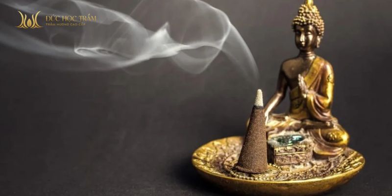 Hương trầm giúp không gian thờ sạch, tĩnh và trang nghiêm hơn