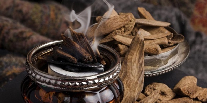 Trầm hương mang mùi thơm sâu, ấm và dễ tạo cảm giác thư thái